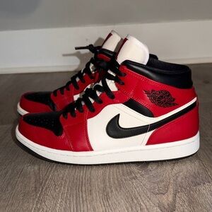 Air Jordan 1 Mid ‘Chicago Black Toe’